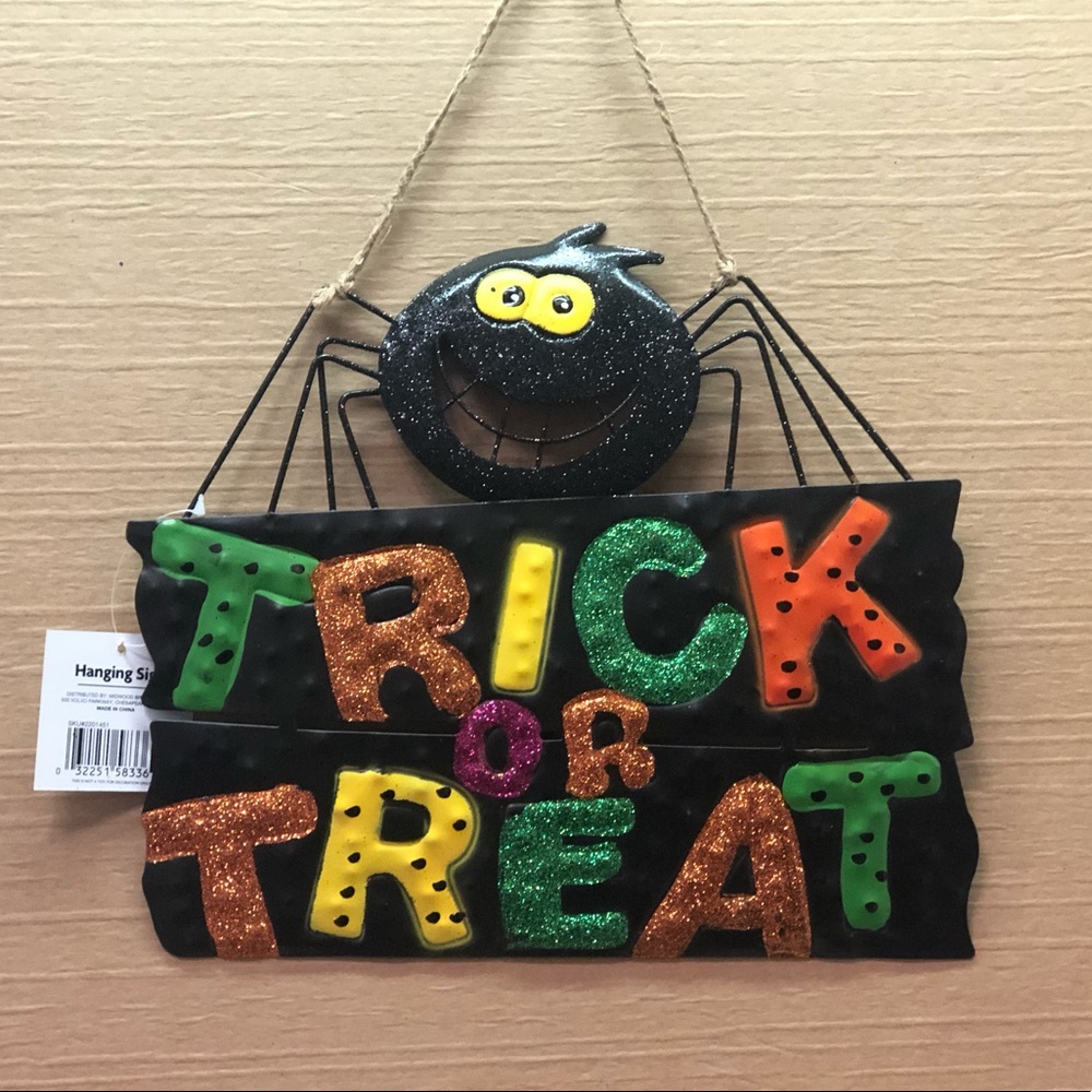 Hanging Halloween sign